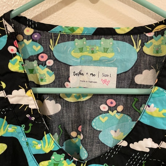 Spring frog scrub top - Picture 2 of 3